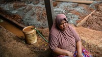 Tampak seorang pekerja wanita tengah beristirahat setelah lelah bekerja.