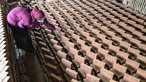 Melihat Peran Perempuan di Sentra Produksi Batu Bata di Aceh