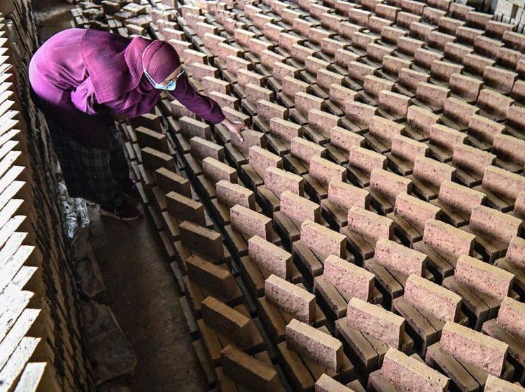 Melihat Peran Perempuan di Sentra Produksi Batu Bata di Aceh