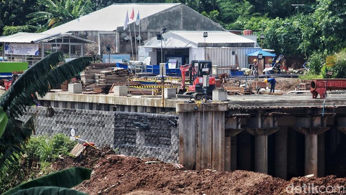 Melihat Progres Pembangunan Proyek Saringan Sampah Ciliwung Pekerja mengoperasikan alat berat beraktivitas pada Proyek Saringan Sampah Ciliwung, Jakarta Timur, Kamis (9/3/2023).