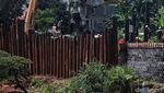 Melihat Progres Pembangunan Proyek Saringan Sampah Ciliwung