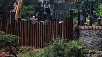 Diketahui, proyek saringan sampah di Sungai Ciliwung tengah berlangsung. 