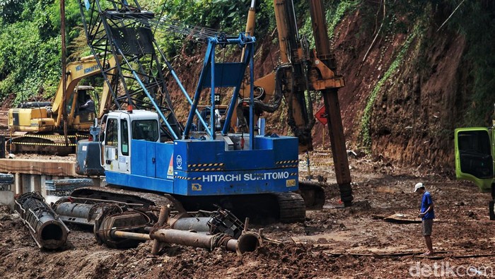 Pekerja mengoperasikan alat berat beraktivitas pada Proyek Saringan Sampah Ciliwung, Jakarta Timur, Kamis (9/3/2023).