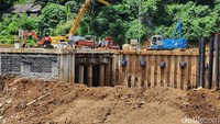 Pekerja mengoperasikan alat berat untuk mengerjakan proyek Saringan Sampah Ciliwung, Jakarta Timur, Kamis (9/3/2023).