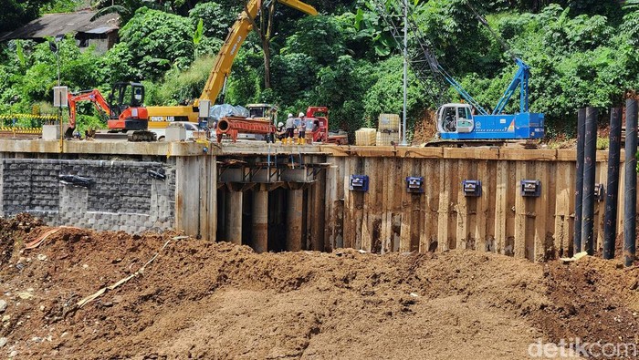 Melihat Progres Pembangunan Proyek Saringan Sampah Ciliwung Pekerja mengoperasikan alat berat beraktivitas pada Proyek Saringan Sampah Ciliwung, Jakarta Timur, Kamis (9/3/2023).