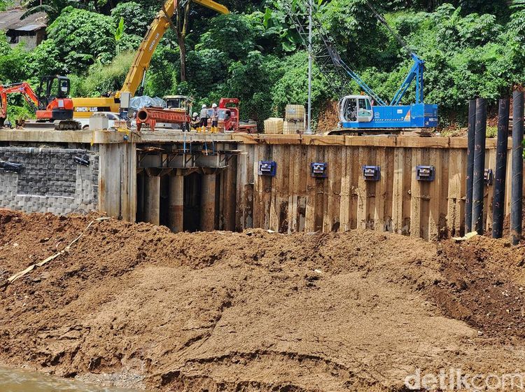 Melihat Progres Pembangunan Proyek Saringan Sampah Ciliwung