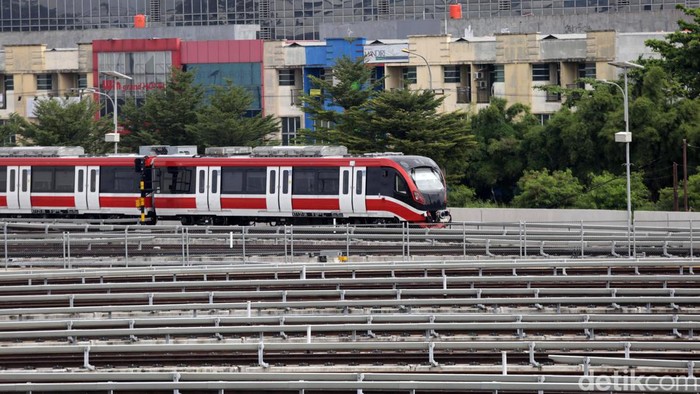 LRT Jabodebek akan beroperasi pada Juni 2023. Saat ini rangkaian kereta terus melakukan uji coba dan sebagiannya terparkir di Depo LRT Jabotabek, Jatimulya.