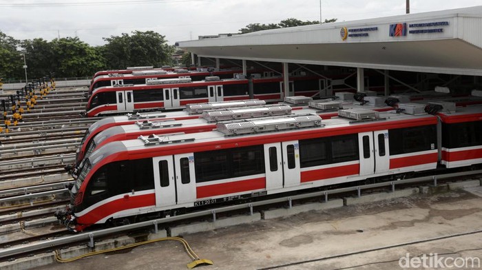 Mengintip Kereta LRT Jabodebek 'Beristirahat' LRT Jabodebek akan beroperasi pada Juni 2023. Saat ini rangkaian kereta terus melakukan uji coba dan sebagiannya terparkir di Depo LRT Jabotabek, Jatimulya.