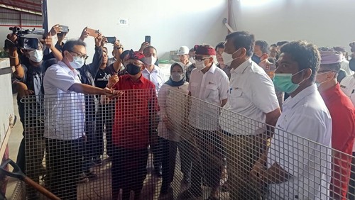 Menko Kemaritiman dan Investasi Luhut Binsar Pandjaitan bersama dengan Gubernur Bali Wayan Koster ketika di TPST Kesiman Kertalangu, Denpasar, Bali pada Kamis (9/3/2023). (Ni Made Lastri Karsiani Putri-detikBali)