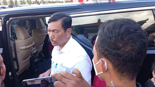 Menko Kemaritiman dan Investasi Luhut Binsar Pandjaitan bersama dengan Gubernur Bali Wayan Koster ketika di TPST Kesiman Kertalangu, Denpasar, Bali pada Kamis (9/3/2023). (Ni Made Lastri Karsiani Putri-detikBali)