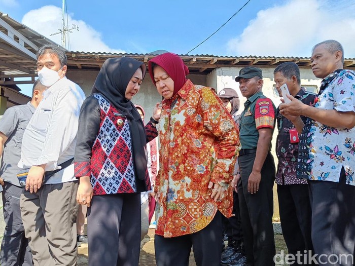 Menteri Sosial Tri Rismaharini berdiskusi dengan Bupati Purbalingga usai mengunjungi bocah 6 tahun korban perkosaan pacar ibunya di Kecamatan Purbalingga, Kamis (9/3/2023) pagi.