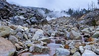 Bebatuan yang sangat indah diantara kepulan asap kawah