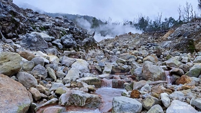Bebatuan yang sangat indah diantara kepulan asap kawah