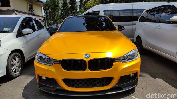 Mobil BMW dan Alphard milik Wahyu Kenzo di Polresta Malang Kota.