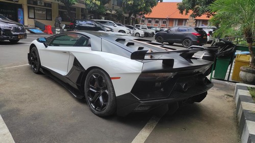 Mobil Lamborghini dengan pelat palsu memakai nama orang dan viral di media sosial diamankan di Ditreskrimum Polda Bali. (I Wayan Sui Suadnyana/detikBali)
