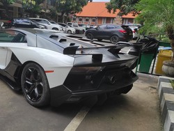 Mobil Lamborghini yang sempat menggunakan pelat palsu bertuliskan DOMOGATSKY terparkir di Polda Bali, Kamis (9/3/2023). Polisi menyebut mobil super yang sempat viral di media sosial itu dimiliki oleh Sergei Domogotsky, warga Rusia.