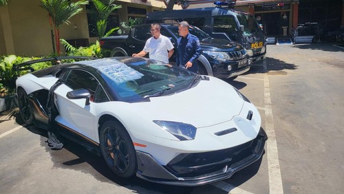 Mobil Lamborghini dengan pelat palsu memakai nama orang dan viral di media sosial diamankan di Ditreskrimum Polda Bali.