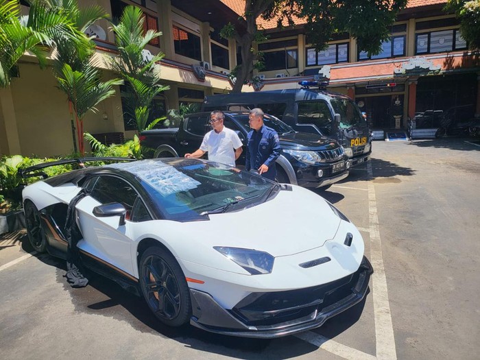 Mobil Lamborghini dengan pelat palsu memakai nama orang dan viral di media sosial diamankan di Ditreskrimum Polda Bali.