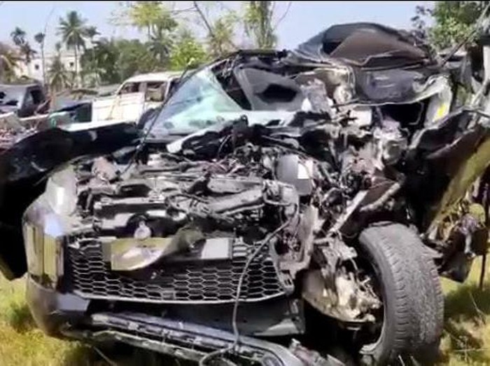 Mobil Pajero Sport yang ditumpangi Pj Bupati Aceh Timur, Mahyuddin hancur usai menabrak truk di Pidie Jaya, Aceh, pada Rabu (8/3/2023).