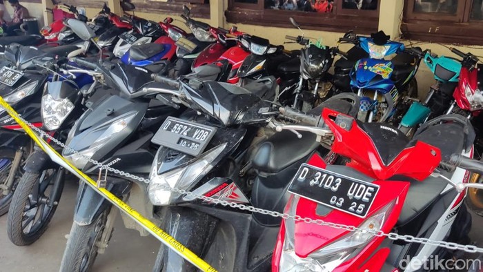 Motor hasil tindak pidana pencurian yang disita Polres Cimahi, Kamis (9/3/2023).