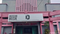 Satu-satunya museum bertema musik yang ada di Indonesia ini berlokasi di Kota Malang. Tepatnya di Gedung Kesenian Gajayana, Jalan Nusakambangan Nomor 19, Kelurahan Kasin, Kecamatan Klojen. Museum ini diresmikan oleh Bekraf pada 2016. (Foto: M Bagus Ibrahim/detikJatim)