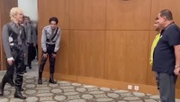 Member NCT juga terlihat sangat sopan saat pertama masuk bertemu Pak Muh. Foto: youtube