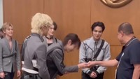 Nggak disangka lo, member NCT langsung salim ke Pak Muh. Foto: youtube
