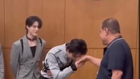 Akhir pekan lalu, NCT menggelar konsernya selama tiga hari di Indonesia. YouTuber Fadil Jaidi mengajak ayahnya, Pak Muh untuk bertemu. Foto: YouTube