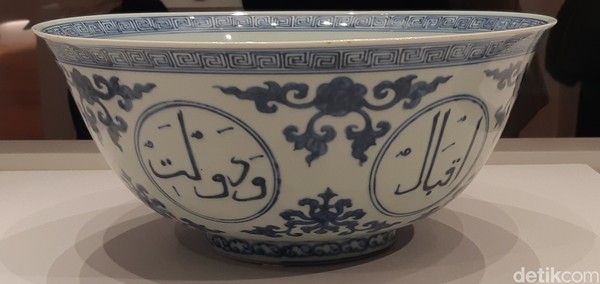 Dari ratusan barang antik, ada satu mangkuk porselen yang mencuri perhatian. Mangkuk ini berasal dari Kekaisaran Klins, Jingdezhen, Provinsi Jiangxi, Dinasti Ming.(bonauli/detikcom)