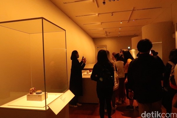 Menurut penuturan kurator museum, Kaisan Ming memang mendukung beberapa agama seperti Buddha dan Islam. Hal ini didukung dengan ayat islami dalam tulisan Arab dan Persia yang kerap ditemukan pada barang dagangan di periode Zhengde. (bonauli/detikcom) Menurut penuturan kurator museum, Kaisan Ming memang mendukung beberapa agama seperti Buddha dan Islam. Hal ini didukung dengan ayat islami dalam tulisan Arab dan Persia yang kerap ditemukan pada barang dagangan di periode Zhengde. (bonauli/detikcom)