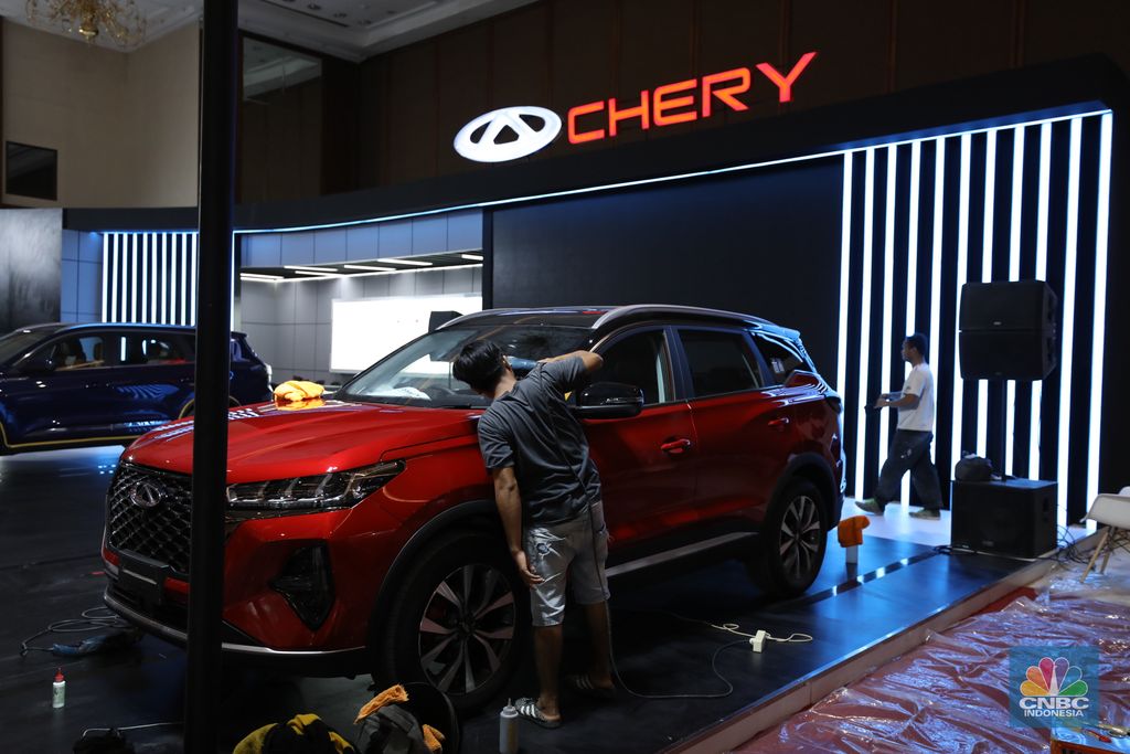 Pameran otomotif Gaikindo Jakarta Auto Week (GJAW) mulai besok, terlihat kendaraan dan perlengkapan pameran sudah mulai disiapkan. (CNBC Indonesia/Tri Susilo)