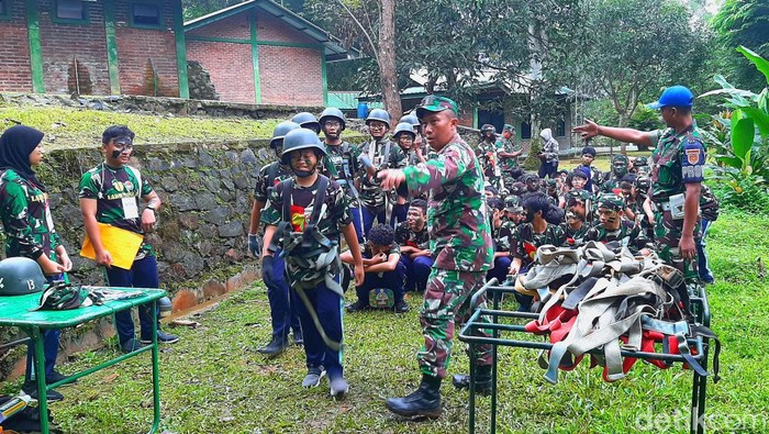 Para siswa SMP Labschool mengikuti pendidikan ala militer di Karawang.