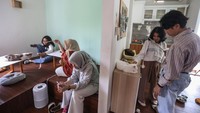 Sejumlah pengunjung bermain dengan kucing di Kafe Bilik Kucing, Kukusan, Depok, Jawa Barat, Kamis (9/3/2023). Konsep kafe kucing atau cat cafe bukanlah hal baru, namun ini mungkin yang pertama di Depok.