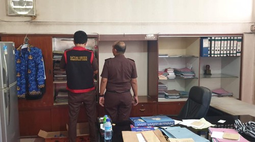 Pemeriksaan ruang kepala dinas ESDM NTB oleh 7 penyidik Kejati NTB, Kamis (9/3/2023). Foto: Ahmad Viqi/detikBali.