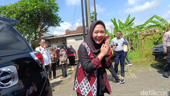 Bupati Purbalingga, Dyah Hayuning Pratiwi berpamitan usai menjenguk bocah 6 tahun korban pemerkosaan oleh pacar ibunya di Kecamatan/Kabupaten Purbalingga, Kamis (9/3/2023).