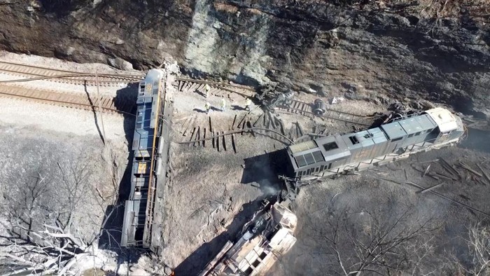 Penampakan Kereta Barang Tergelincir di Tebing AS A view of a derailed CSX Corp freight train in Sandstone, West Virginia, U.S., March 8, 2023 in this still image obtained from social media video. Austin Simms/via REUTERS THIS IMAGE HAS BEEN SUPPLIED BY A THIRD PARTY. MANDATORY CREDIT. NO RESALES. NO ARCHIVES.