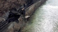 Penampakan kereta barang CSX Corp yang tergelincir di Sandstone, Virginia Barat, Amerika Serikat, Rabu (8/3/2023) waktu setempat.  