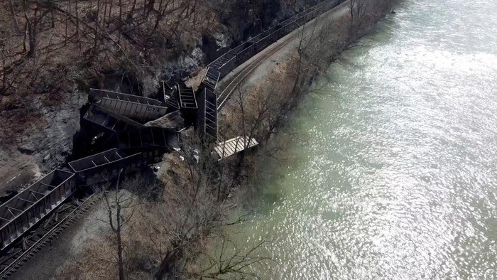 Penampakan Kereta Barang Tergelincir di Tebing AS A view of a derailed CSX Corp freight train in Sandstone, West Virginia, U.S., March 8, 2023 in this still image obtained from social media video. Austin Simms/via REUTERS THIS IMAGE HAS BEEN SUPPLIED BY A THIRD PARTY. MANDATORY CREDIT. NO RESALES. NO ARCHIVES.