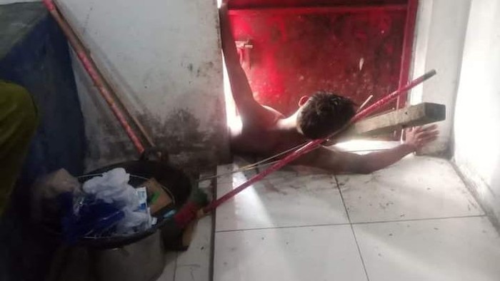 Penampakan maling di Batu Bara tersangkut di pintu rumah korbannya