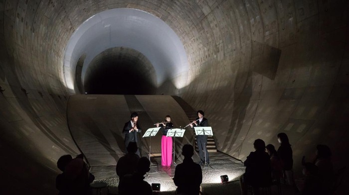 Penampakan Waduk Bawah Tanah Pengendali Banjir di Jepang TOKYO, JAPAN - FEBRUARY 18: Guest attendees walk in the Kanda River/Ring Road No. 7 Underground Regulating Reservoir facility during a tour of the facility ahead of a concert on February 18, 2023 in Tokyo, Japan. The classical music concert planned by Tobu Top Tours was held as part of events introducing the reservoir facility maintained by the Tokyo Metropolitan Park Association to draw attention to the facility that was constructed by the Tokyo Metropolitan Government to control flooding water as typhoons and torrential rains have caused large-scale flood damage throughout Japan in recent years. The inside of the tunnel measures 12.5 meters in diameter with a storage capacity of 540,000 cubic meters, according to its official website. (Photo by Tomohiro Ohsumi/Getty Images)