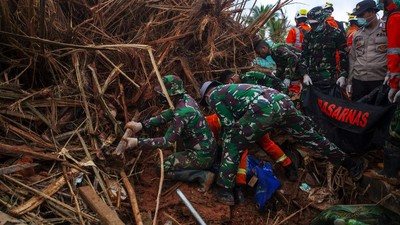Tim SAR Terus Cari Korban Longsor Natuna