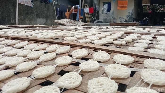 Perajin kerupuk di Indramayu harus mengurangi jumlah produksinya karena faktor cuaca.