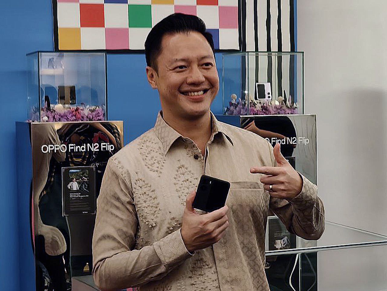 Perangkat premium foldable OPPO Find N2 Flip memang belum secara resmi dirilis di Indonesia. Perangkat ini telah dirilis secara global pada 15 Desember 2022 yang lalu di London. (Dok. Oppo)