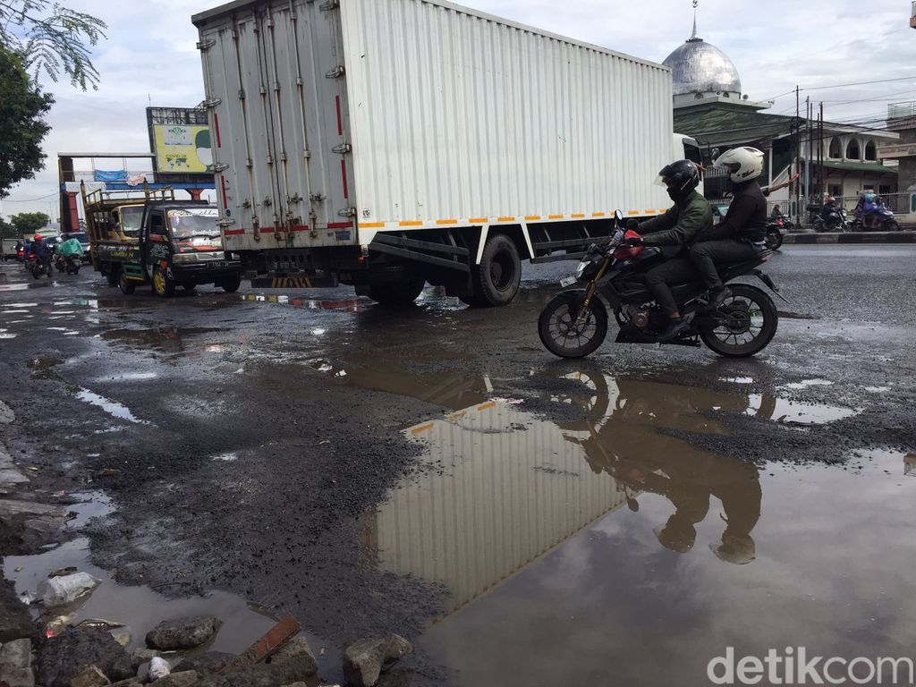 Permukaan Jalan Jenderal Sudirman, Kranji, Bekasi, rusak parah. Permukaan jalan yang mengarah ke Jakarta tersebut sering rusak meski terus diperbaiki. (Fathia Nabila Qonita/detikcom)