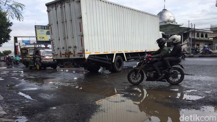 Permukaan Jalan Jenderal Sudirman, Kranji, Bekasi, rusak parah. Permukaan jalan yang mengarah ke Jakarta tersebut sering rusak meski terus diperbaiki. (Fathia Nabila Qonita/detikcom)