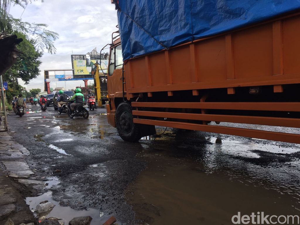 Permukaan Jalan Jenderal Sudirman, Kranji, Bekasi, rusak parah. Permukaan jalan yang mengarah ke Jakarta tersebut sering rusak meski terus diperbaiki. (Fathia Nabila Qonita/detikcom)