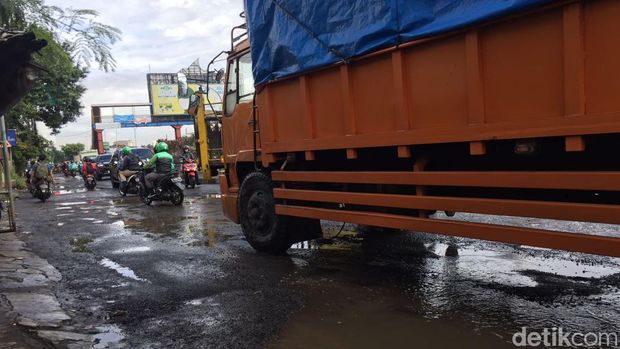 Permukaan Jalan Jenderal Sudirman, Kranji, Bekasi, rusak parah. Permukaan jalan yang mengarah ke Jakarta tersebut sering rusak meski terus diperbaiki. (Fathia Nabila Qonita/detikcom)
