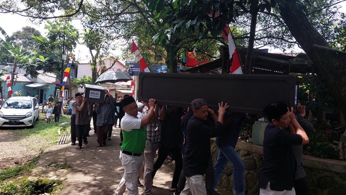 Peti Jenazah 2 korban tiba di rumah duka di Bogor