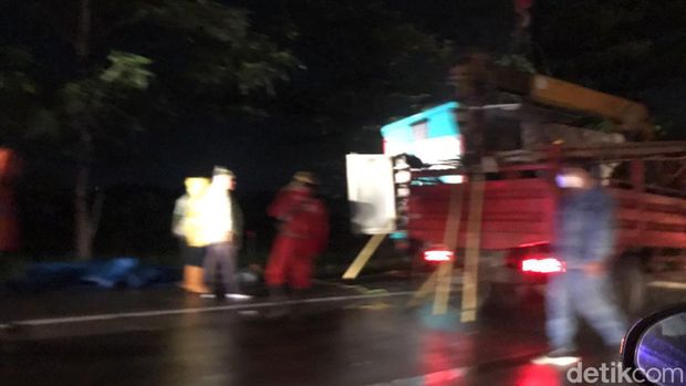 Petugas mengevakuasi kendaraan yang terlibat kecelakaan beruntun di tol Sragen, Kamis (9/3/2023).