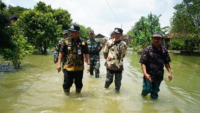 Pj Bupati Pati Henggar Budi Anggoro meninjau banjir di Kecamatan Jakenan, Kamis (9/3/2023).